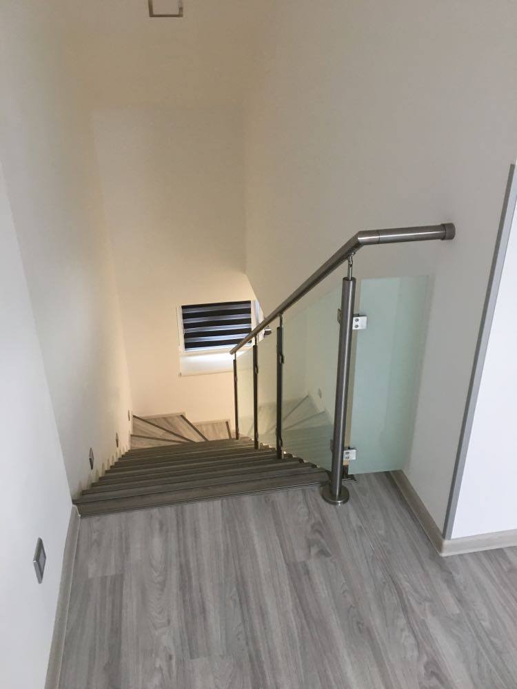 Nové schodiště s laminátovou podlahou a moderním zábradlím