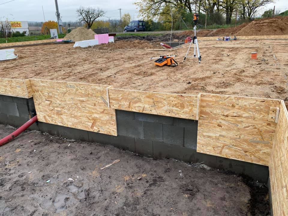 Betonové základy rodinného domu — hrubá stavba